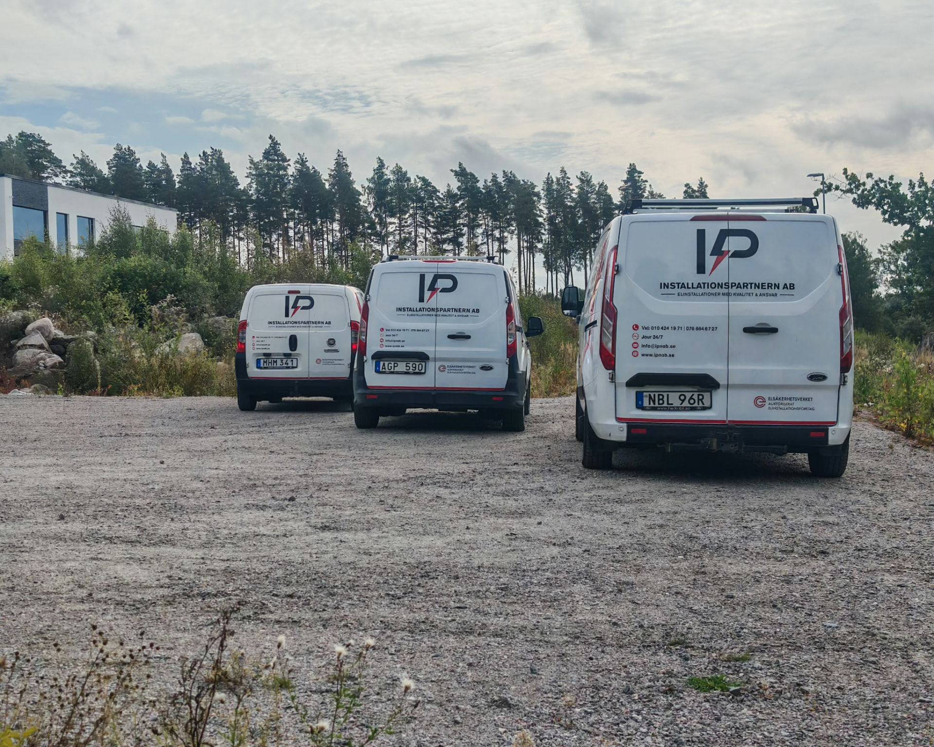 Tre servicebilar från InstallationsPartnern AB uppställda på plats i Stockholm